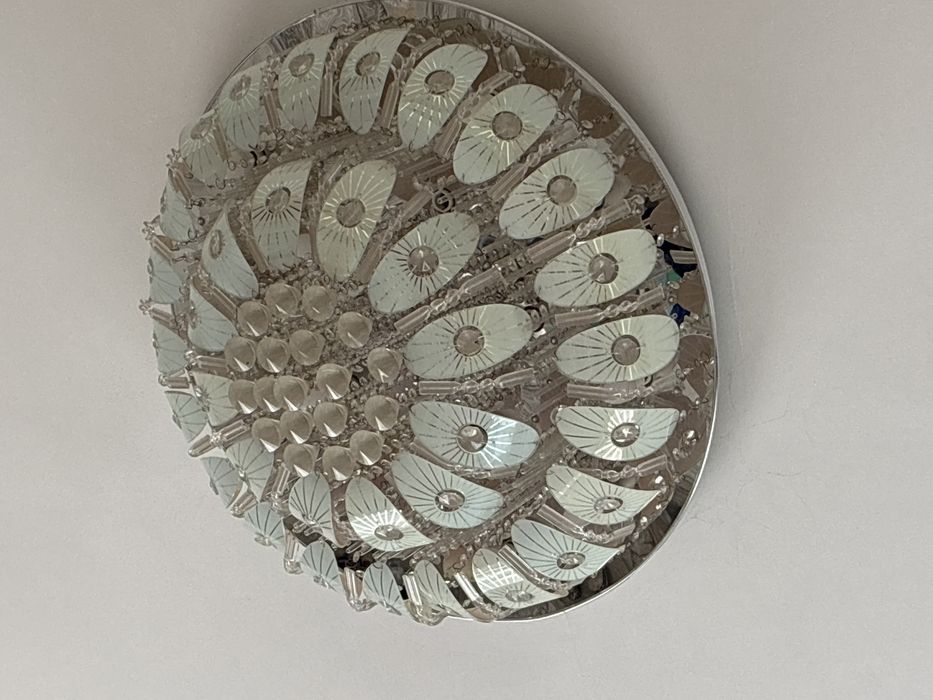 Люстра продается.  Хорошая на холл……………