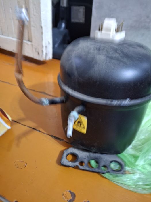 Мотор компрессор холодильника