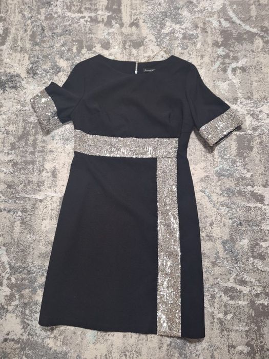 Нарядное вечернее платье размер 48 длина 88 см.