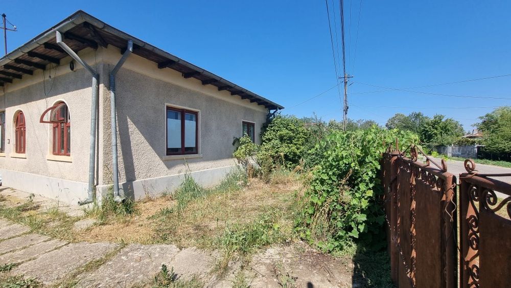 Vand casa 120 mp cu 5.000 mp teren intravilan in Podenii Vechi Prahova