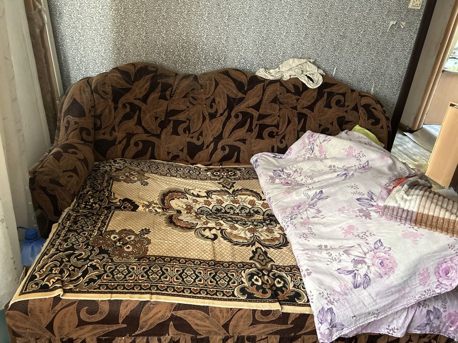 Продам срочно диван+2 кресла.