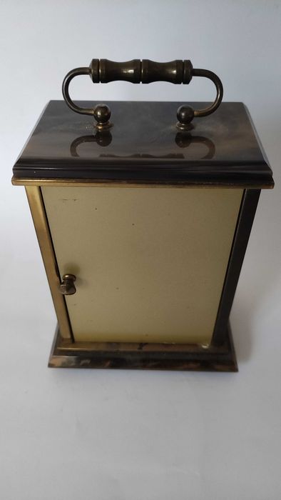 Английски масивен каминен часовник от месинг и изкуствен оникс