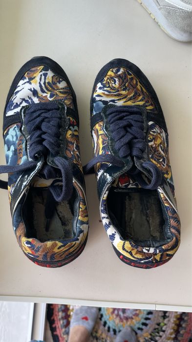 Продам женские кроссовки