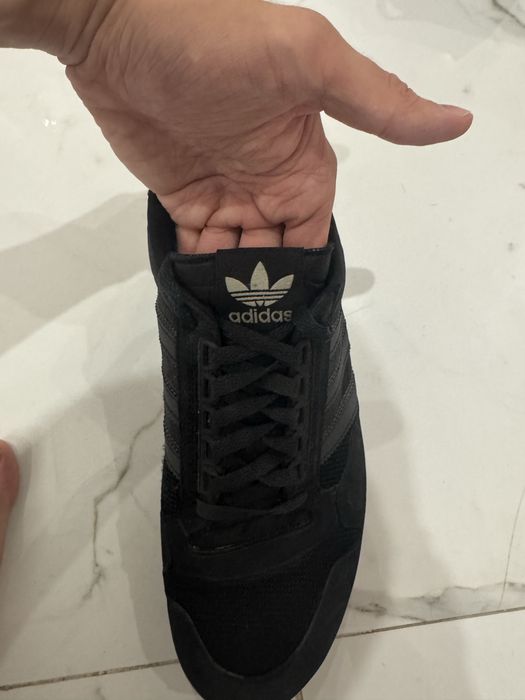 Кроссовки Adidas.