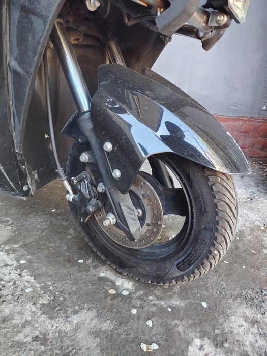 Elektroskuter sotiladi (Kofra va himoya dugalari bilan) shlem