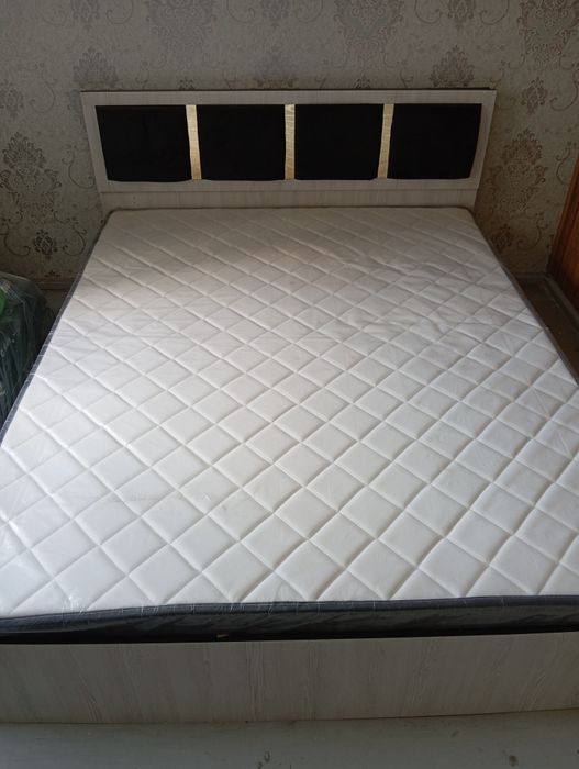 двух спальная кровать бу с матрасом