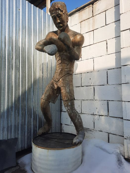 Скульптура боксер