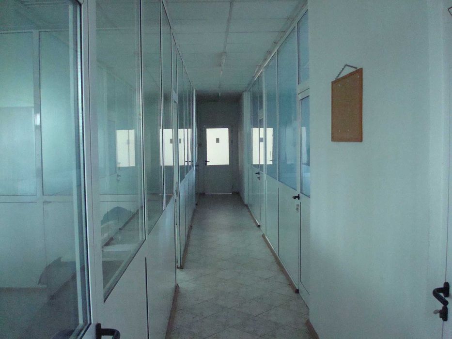 Hala construita pe 3 niveluri cu cca 4000 mp utili si teren, la DN 15 or. Buhusi, jud. Bacau, Romania