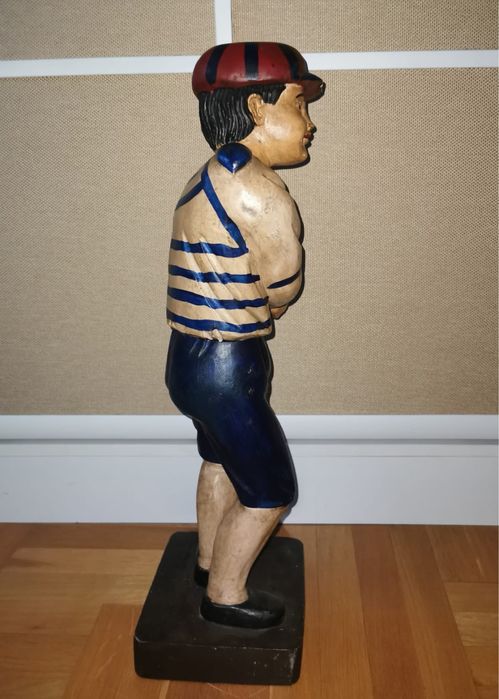 Антикварна дървена фигура на играч с топка от 20 те г. на миналия век