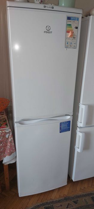 Frigider utilizat INDESIT clasa A+ 234 L (Frigider 150 L + Congelator 84) dimensiuni 173/55/53 cm / predare personală Timișoara