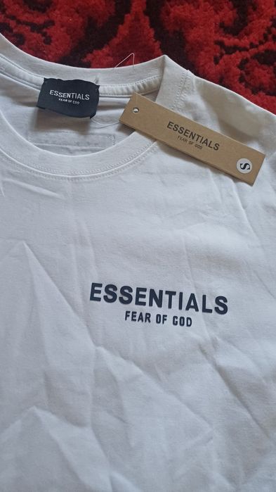 Продам футболку essentials