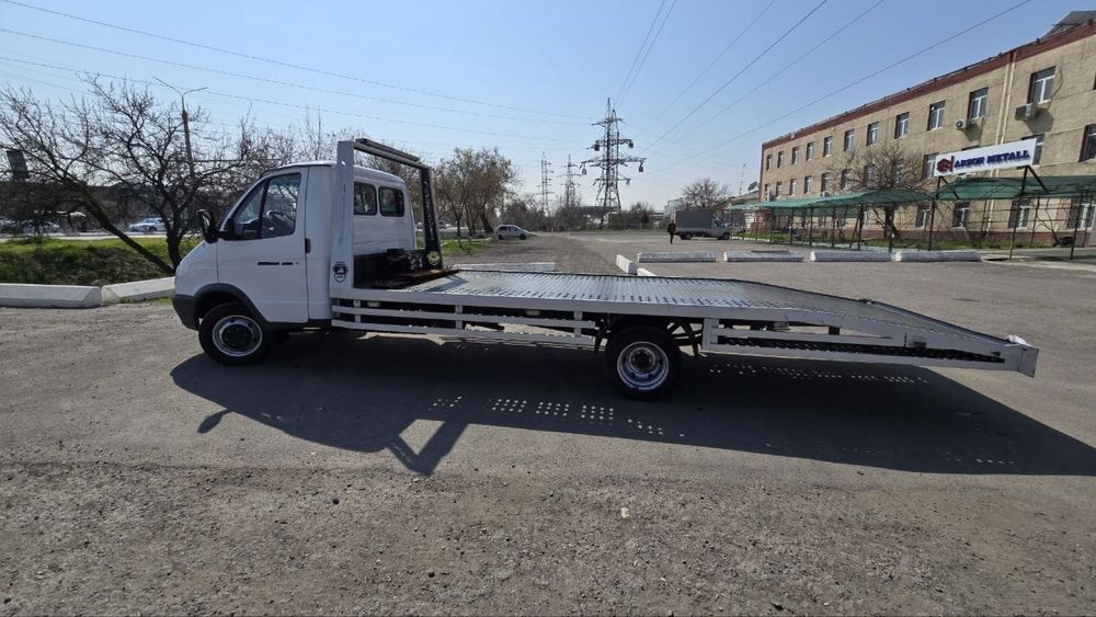 Эвакуатор с ломаной платформой для перевозки легковых автомобилей