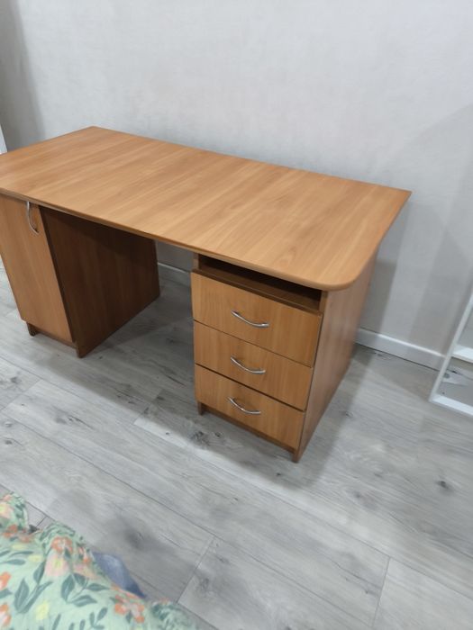 Продам стол офисный