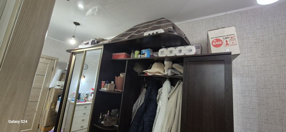 Продам прихожую со шкафом
