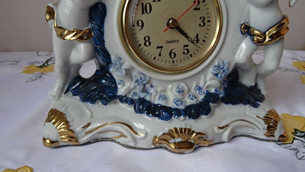 Порцеланов настолен часовник  с херувими и гълъби.