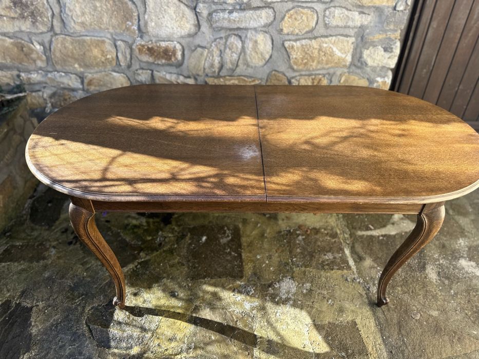 Елегантна овална трапезна маса