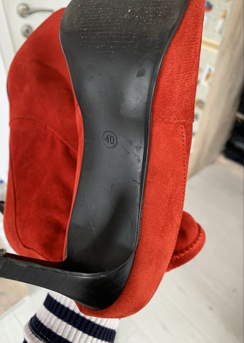 Червени Велурени Боти на Ток, Номер 40