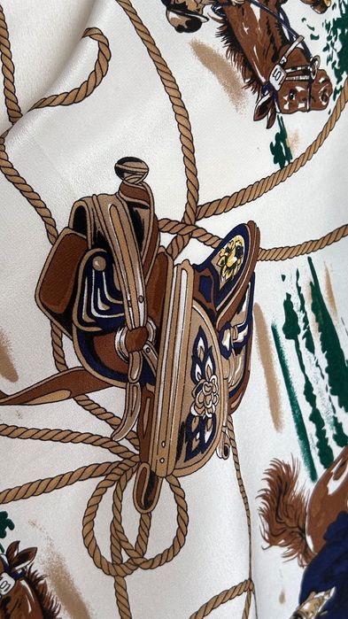 Разкошен копринен шал с ловни мотиви Made in Italy