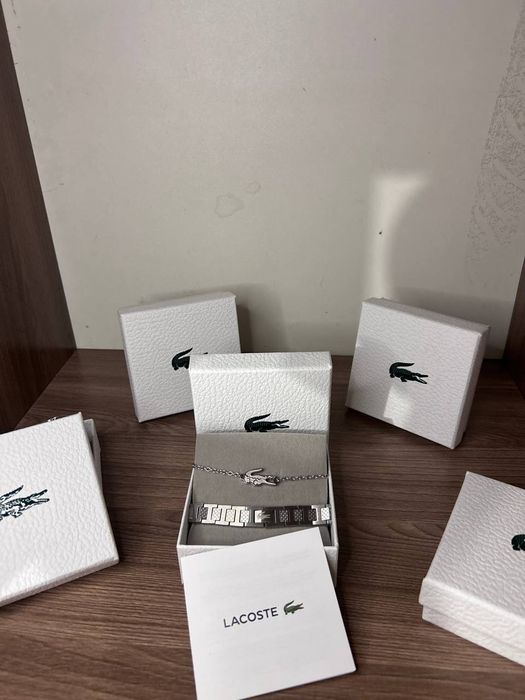 Браслет Lacoste.