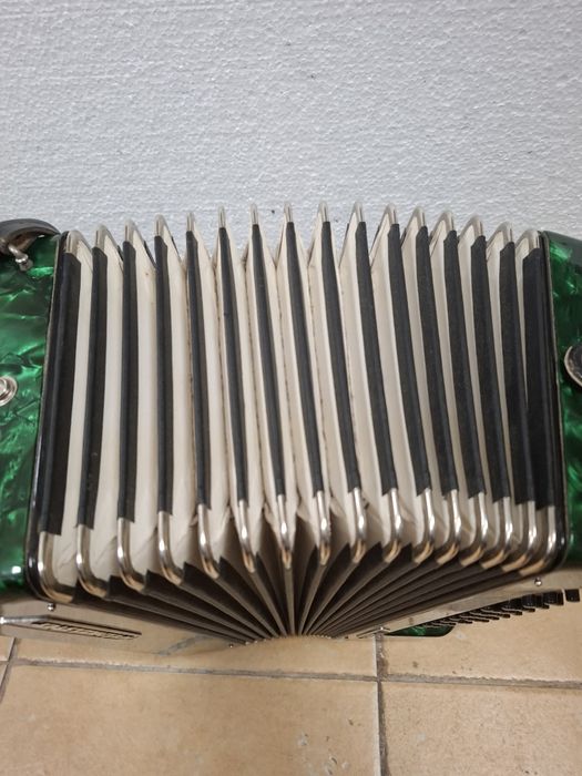 Акордеон Weltmeister Stella 40 баса