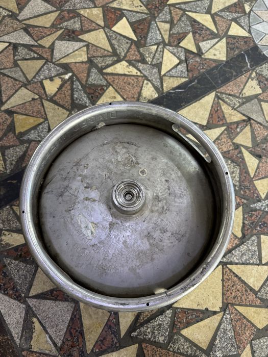 Pivo bochka sotiladi