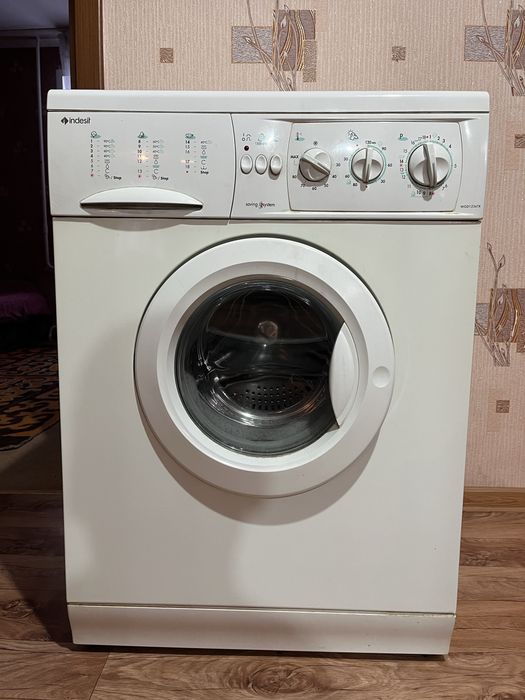 Стиральная машина “INDESIT”