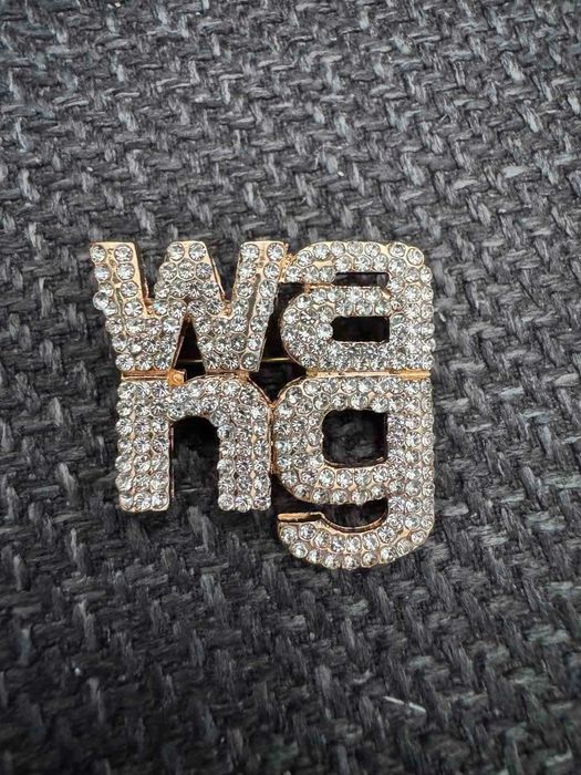 Нови брошки  с камъчета Wang