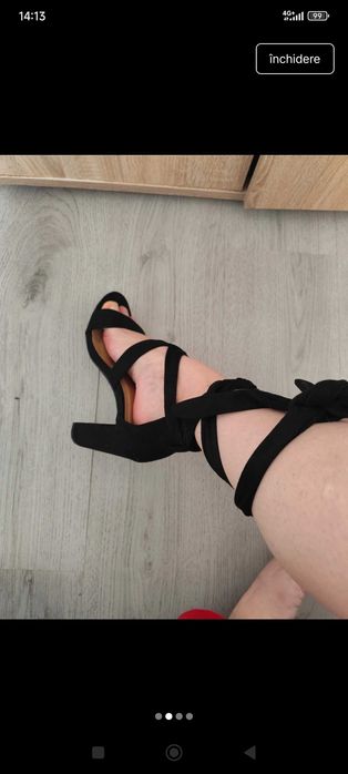 Sandale noi,cu șiret.