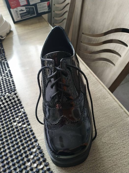 Обувки черен лак
