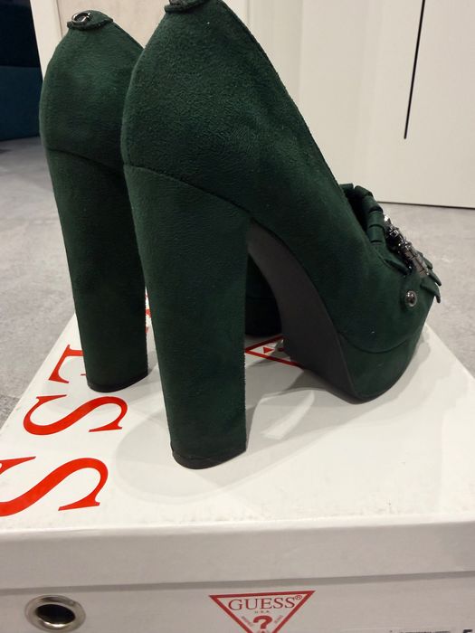 Обувки Guess с масивен ток