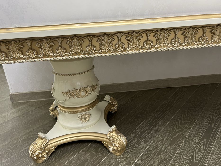 Стол и стулья в гостиную