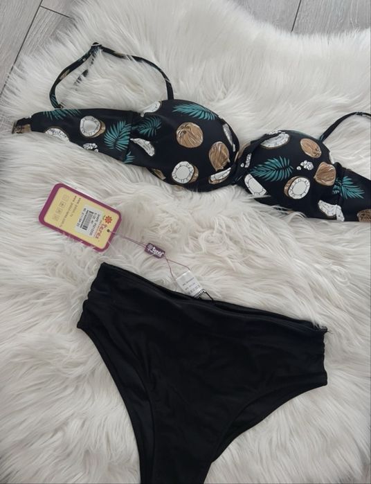 Costum de baie frumos cu nuci de cocos