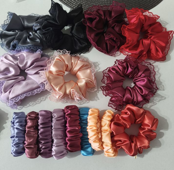 Скрънчи, дантела и сатен