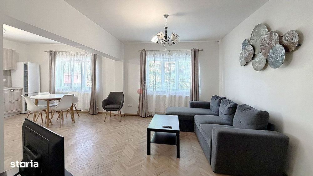 Ansamblu Doua Case Zona Linistita