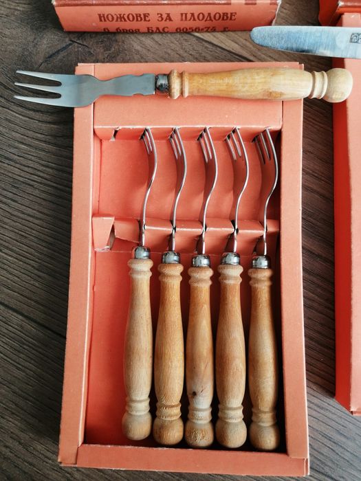 Ножове и вилици с декоративни дървени дръжки