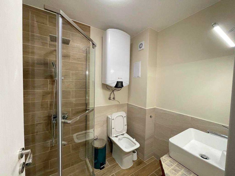 Двустаен обзаведен апартамент с две покрити паркоместа