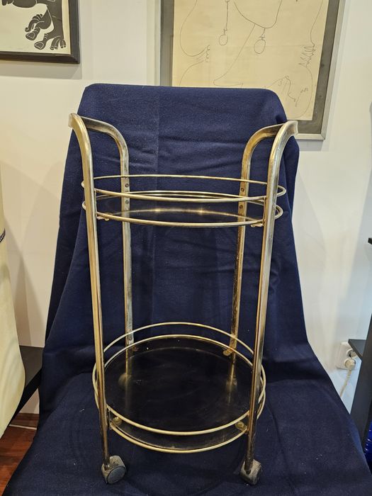 Стъклена хола маса на колелца