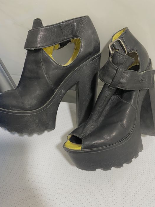 Аяк киимдер сатылады