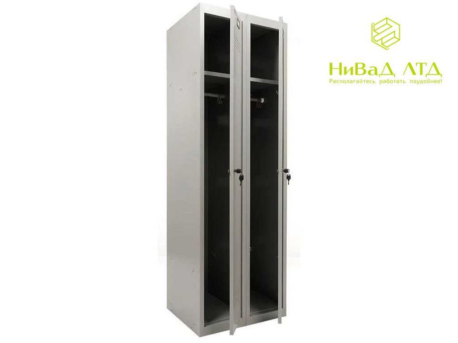 Металлический шкаф для одежды рабочих