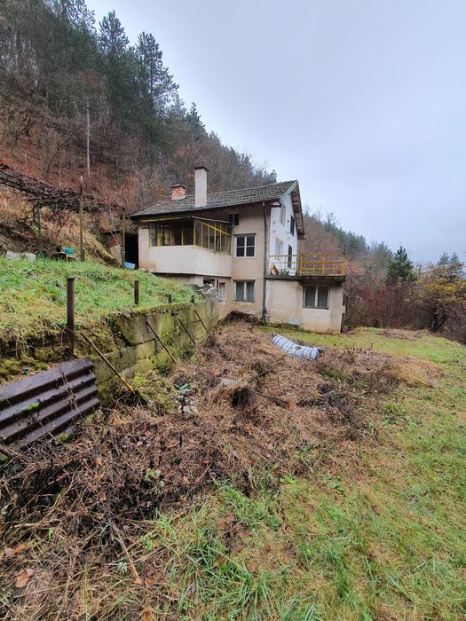 Цяла самостоятелна Къща с двор в с. Луково