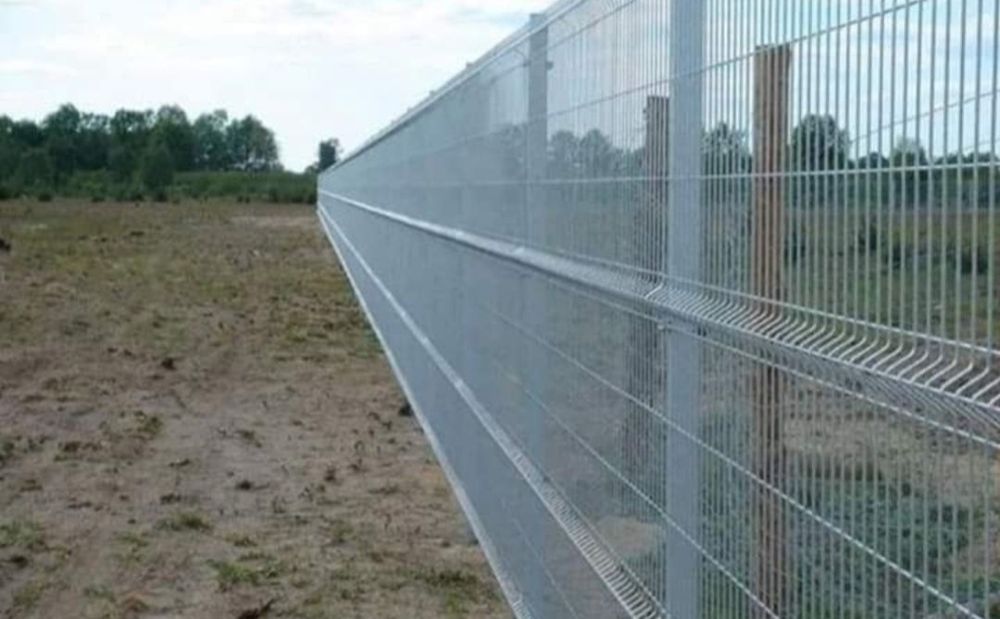 Construim garduri si porti din panouri stil jaluzele, sipca metalica, tabla cutata, plasa bordurata si BCA