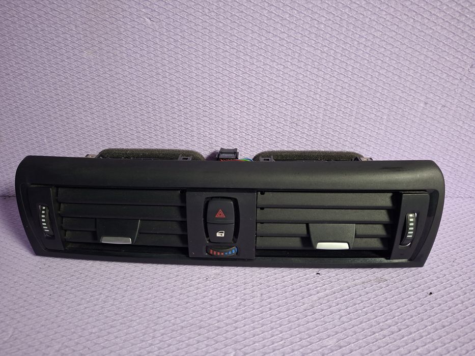 Grila centrala ventilatie aer BMW F20 F21 F22 F23 Cod 9207116