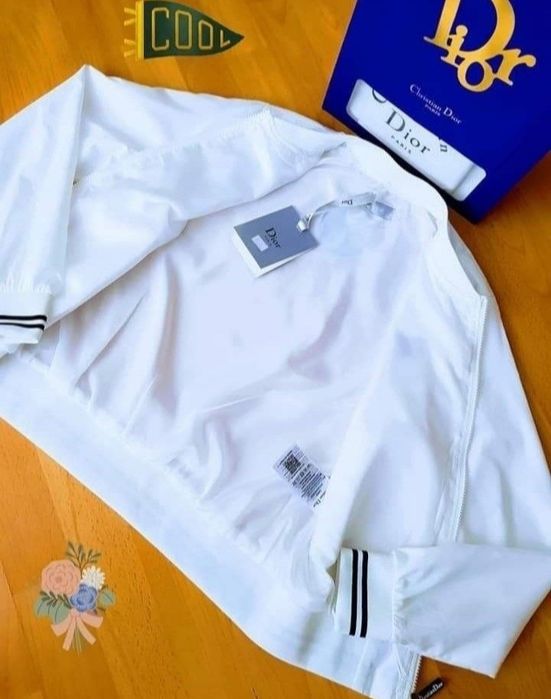 Geaca alba Christian, super calitate, material impermeabil, cod Qr,saculet, etichetă
