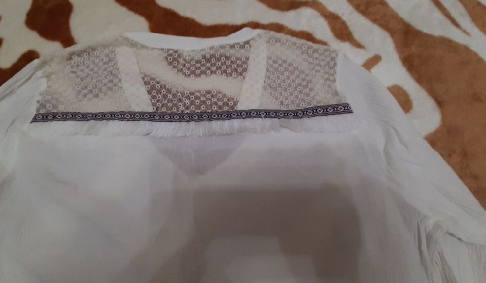 Ie  marimea 40 purtata o singura data.foarte frumoasa.
Dim.lg.57 cmlg.