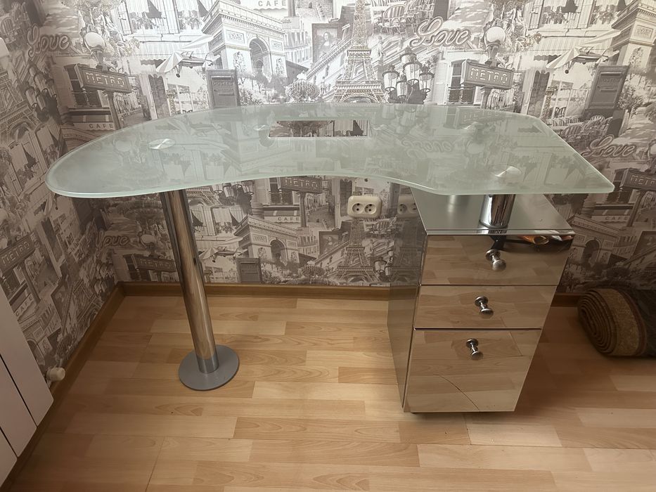 Стол для маникюра.