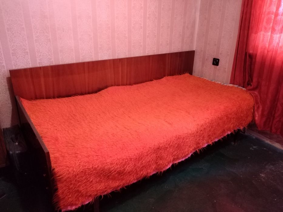 Легла от ъглова спалня с пружини