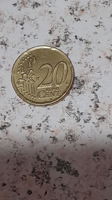 Vând monede de colecție foarte rare cu 8000 de lei.