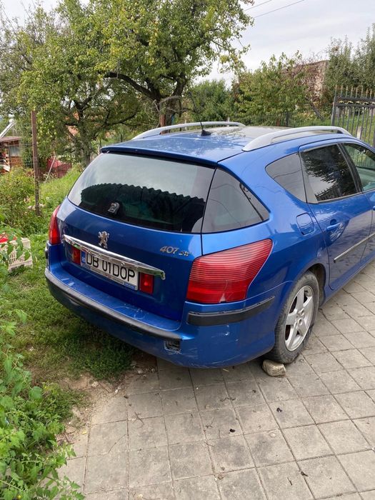 Peugeout 407.