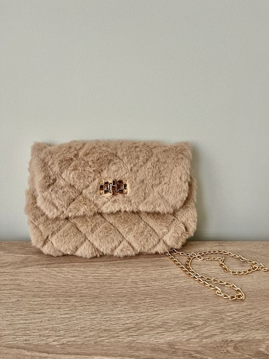 Бежова малка пухкава чанта