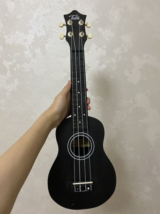 Черное укулеле